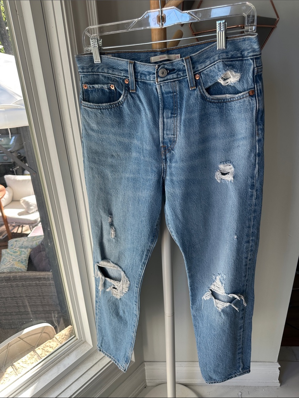 LEVI’s WEDGIE Light Blue Distressed Straight Leg Women’s Jeans Denim size 29